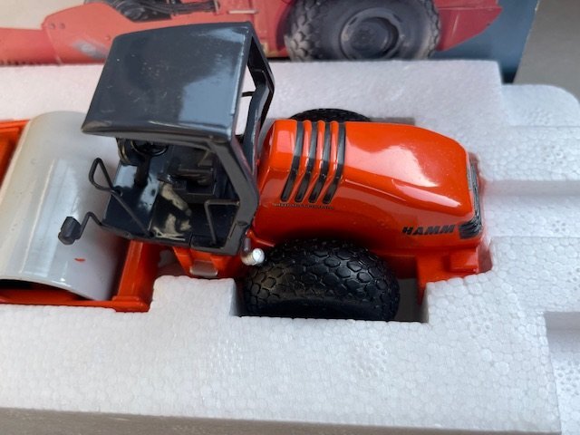 NZG製 1/50 HAMM CRW280 タイヤローラー 1:50 NZG Hamm GRW280 Rubber Wheeled Roller with Cab Model