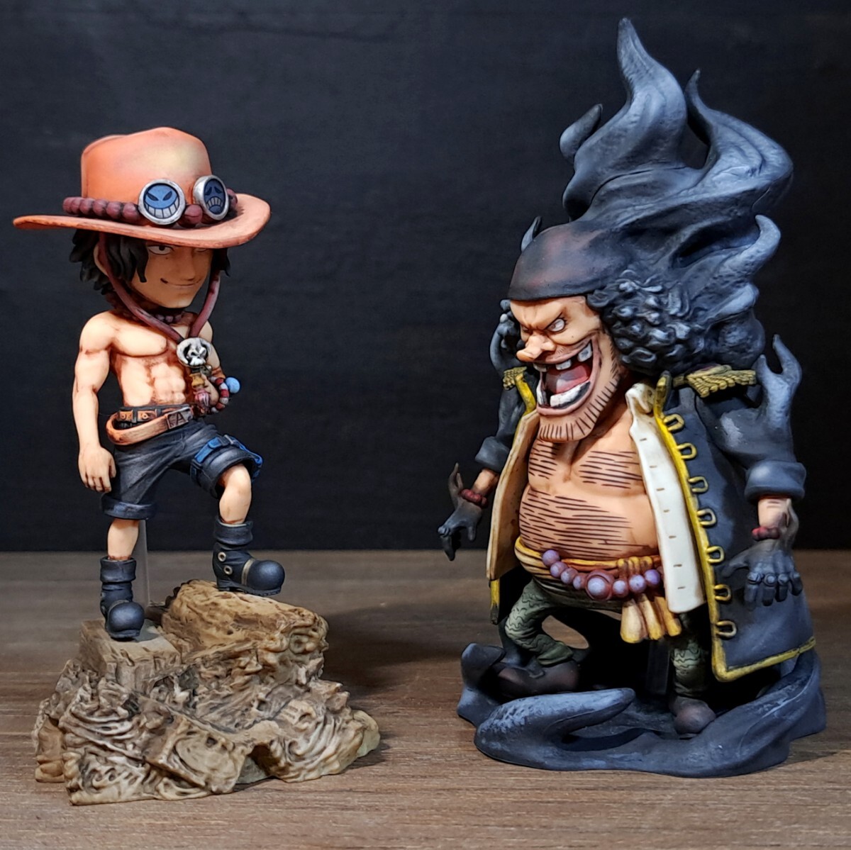 エースVS黒ひげ　ワンピース ワールドコレクタブルフィギュア/ログストーリーズワーコレ/リペイント/リメイク/カスタムペイントの1番目の画像