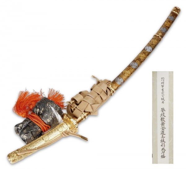 中古】八代将軍徳川吉宗公佩用 葵紋散黄金造毛抜形太刀拵 模造刀
