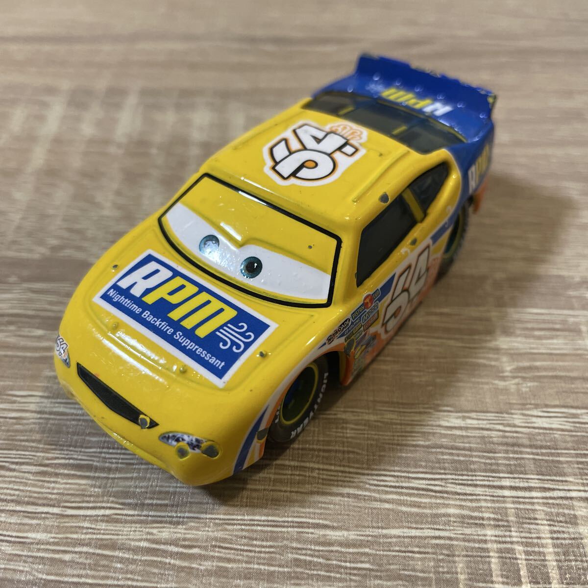 新品】在庫有り ディズニー カーズ No.80 ガスキッツ & マック 2点SET