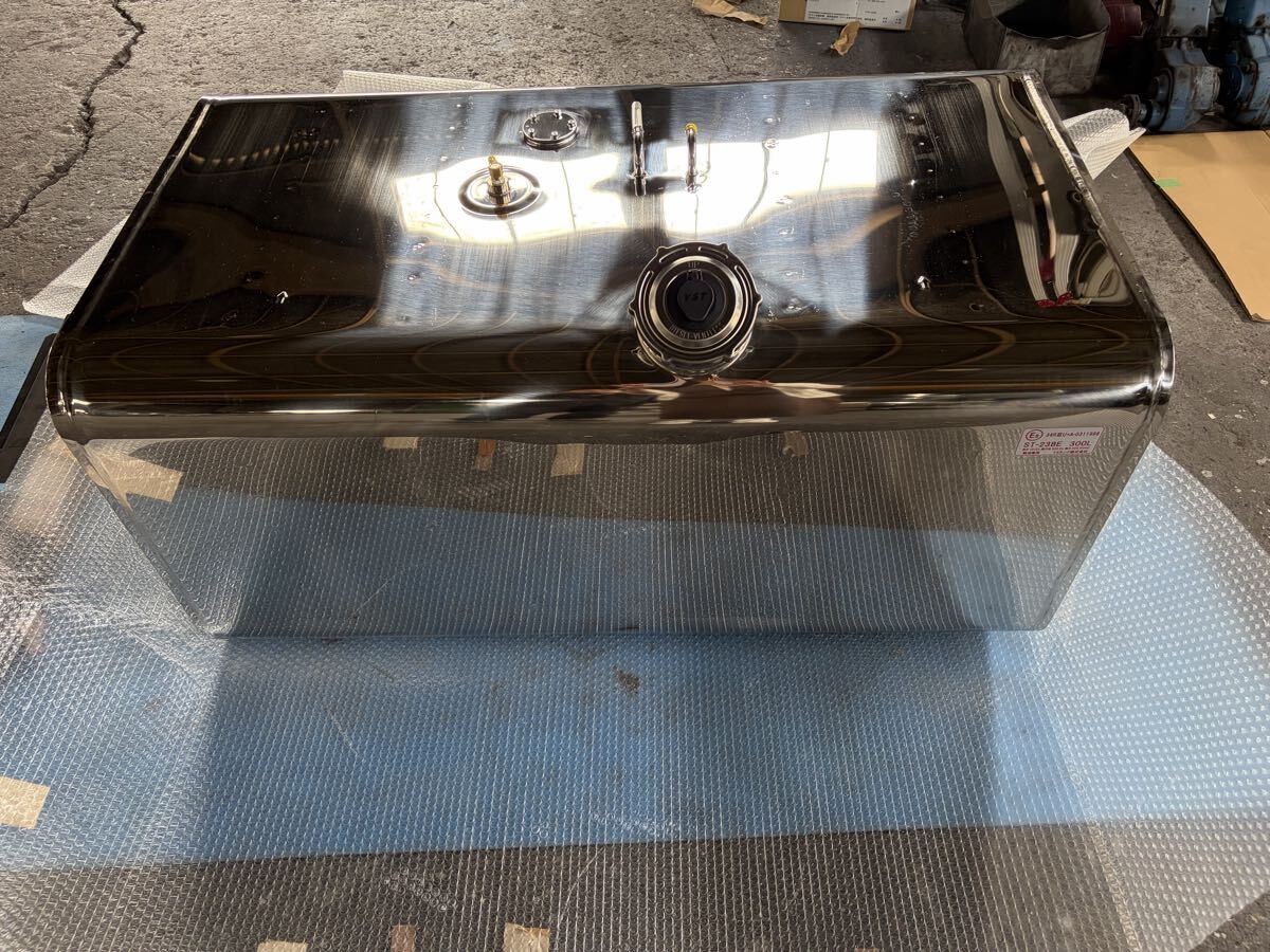 E300 300L 宝栄工業 燃料タンク 横930㎜×奥行660㎜×高さ560㎜ (バンド