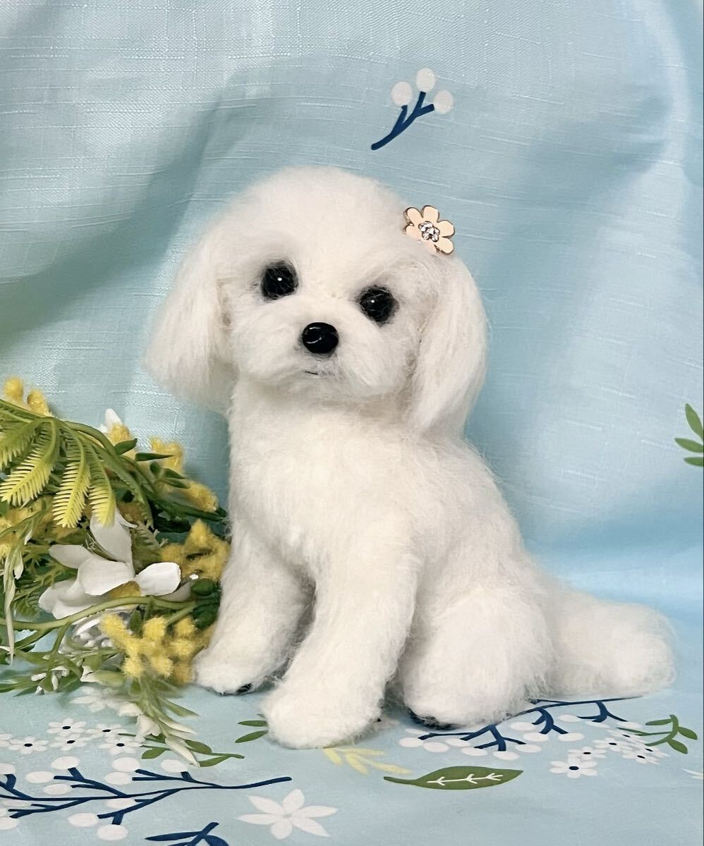 新品】マルチーズの刺繍ブローチ○小ぶりサイズ ハンドメイド 犬 動物
