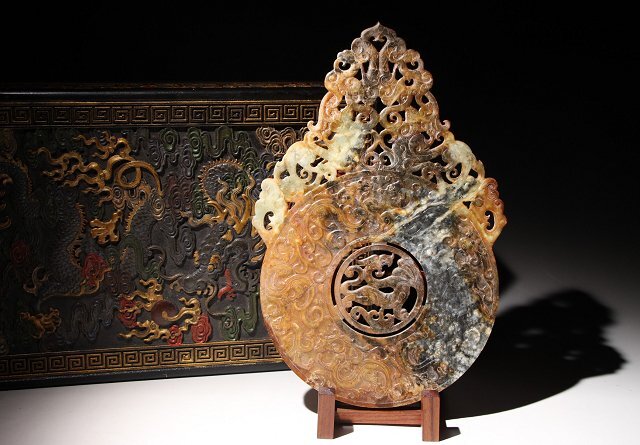 新疆産和田玉 龍と鳳凰 玉璧 本玉 玉彫 時代物 お守り 極細工 旧家蔵出し 古和田玉 金鍍 細密彫 龍 鳳鳥 交尾 風水開運 古玉璧 の落札情報詳細