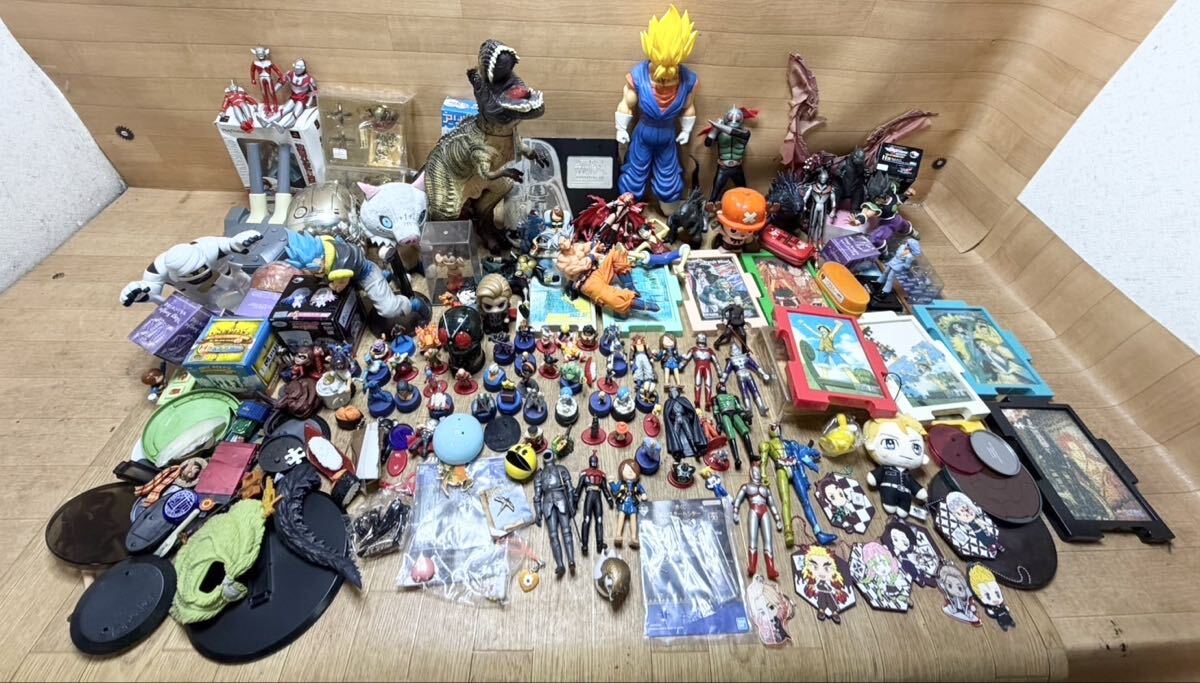 ハローキティ コラボ フィギュア ウルトラマン、仮面ライダー、ゲゲゲ