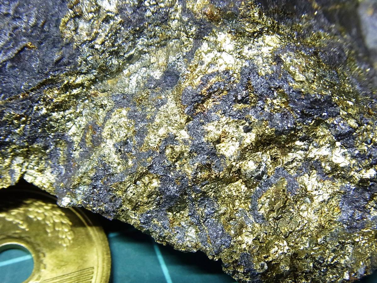 59 埼玉県秩父鉱山 神流川 美しい黄銅鉱-磁鉄鉱-スカルン（275g）の