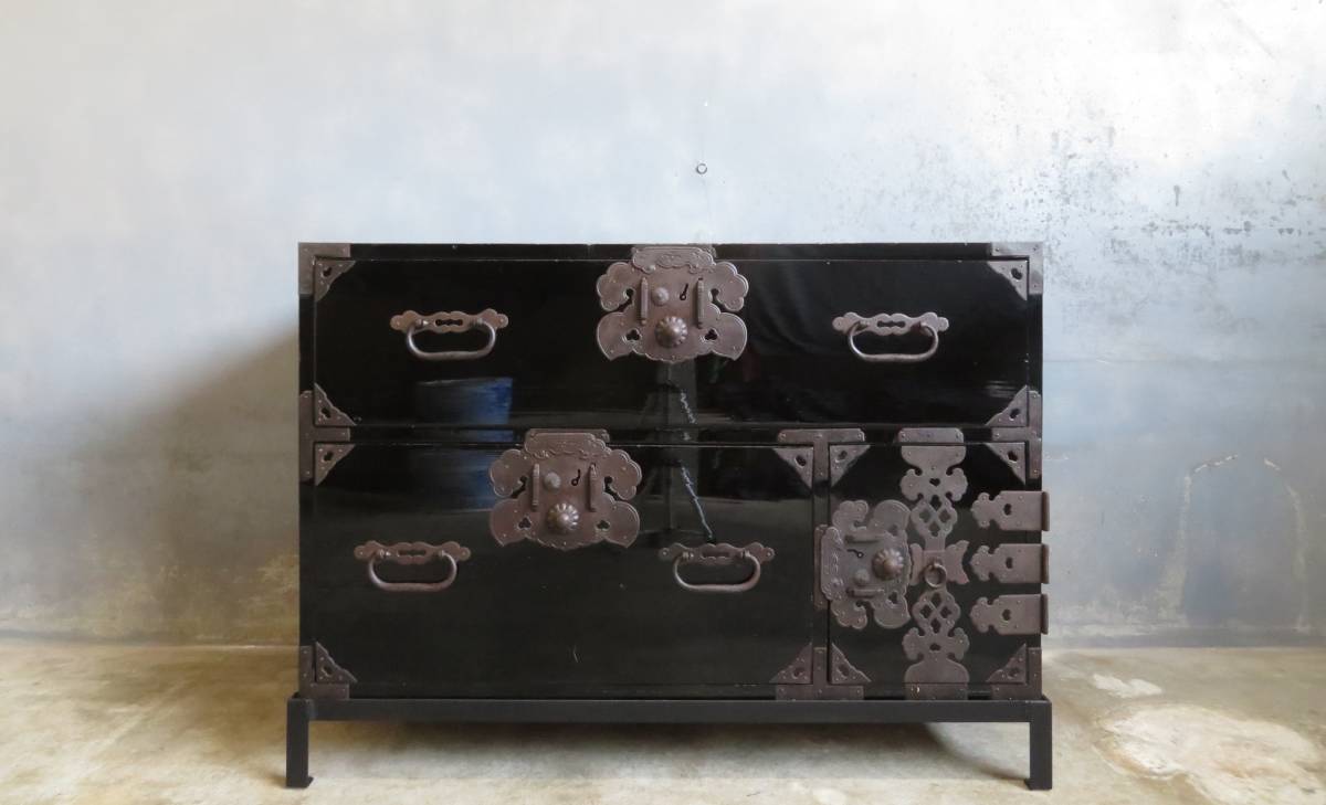 時代箪笥 庄内箪笥 黒漆 艶あり 鬼鎹兜金具 鍵付 【公式通販】