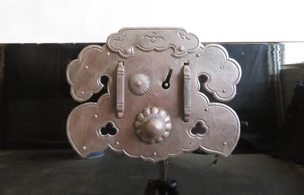 時代箪笥 庄内箪笥 艶あり 黒漆 鬼鎹兜金具 鉄脚 ローチェスト 
