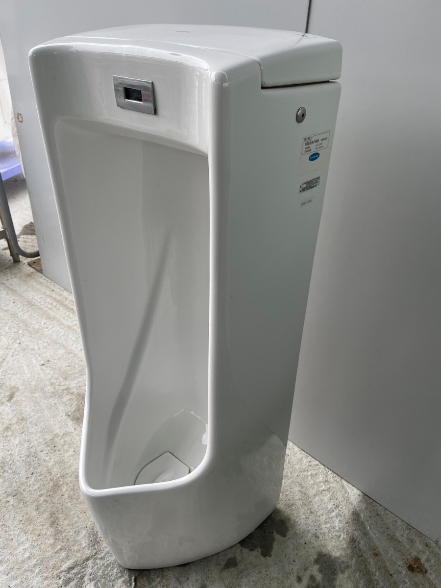 やや傷や汚れあり】【mi39】自動洗浄小便器 TOTO AC US810C 100V自動 