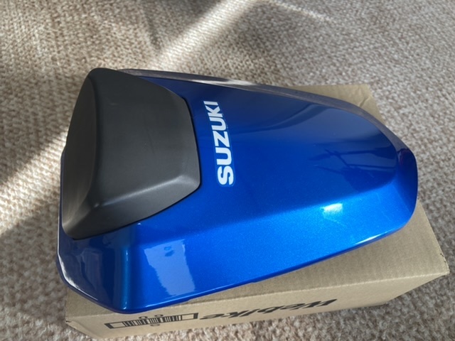美品gsx-r125バイクシート GSX-R125 純正シングルシートカウル 美品