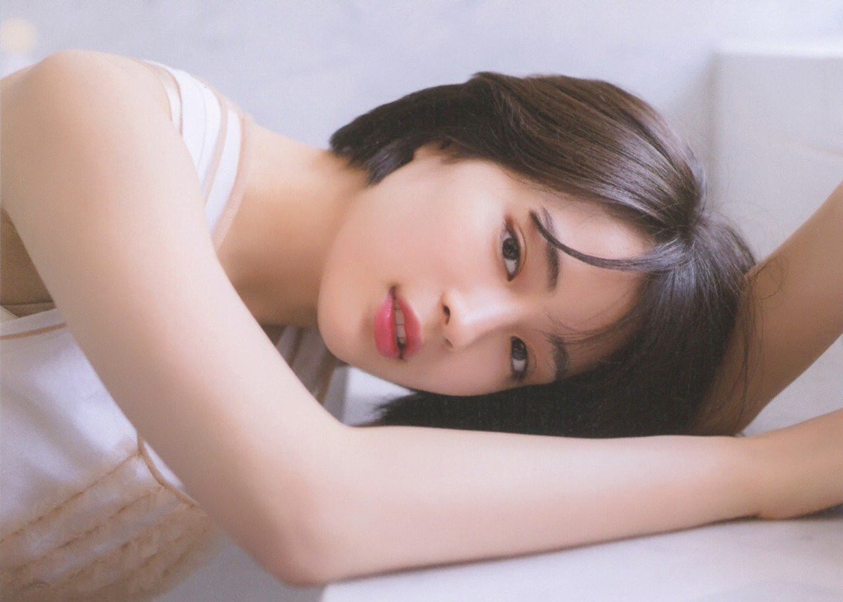 目立った傷や汚れなし】広瀬すず 写真集 『 負けずぎらい。』 帯付 の