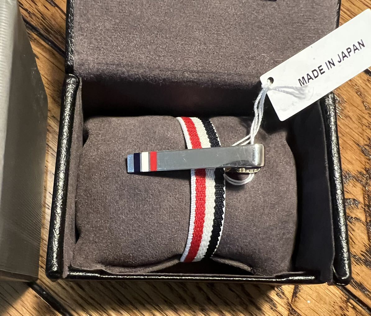 Thom Browne トムブラウン ショートタイバー Silver Enamel Stripe Short Tie Bar | Thom Browne