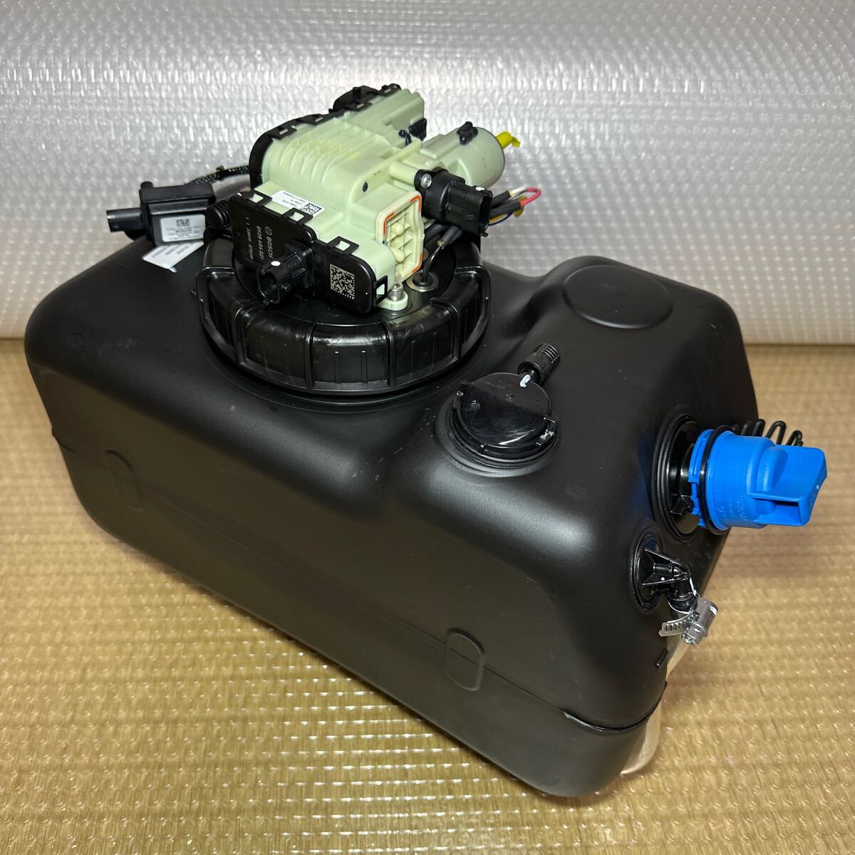 三菱ふそうブルーテックキャンター尿素タンク