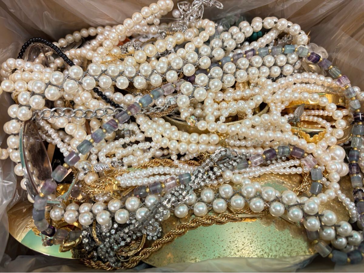 W*E様 アクセサリーまとめ ネックレス 大量 ブローチ パール イミテーション W*E様 アクセサリーまとめ ネックレス 大量 ブローチ パール