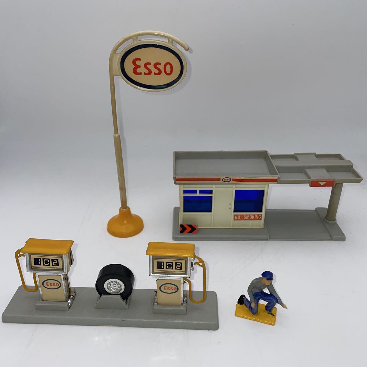 新品】玩具問屋倉庫品 外箱傷み有 古い トミカ ミニカー ワールド