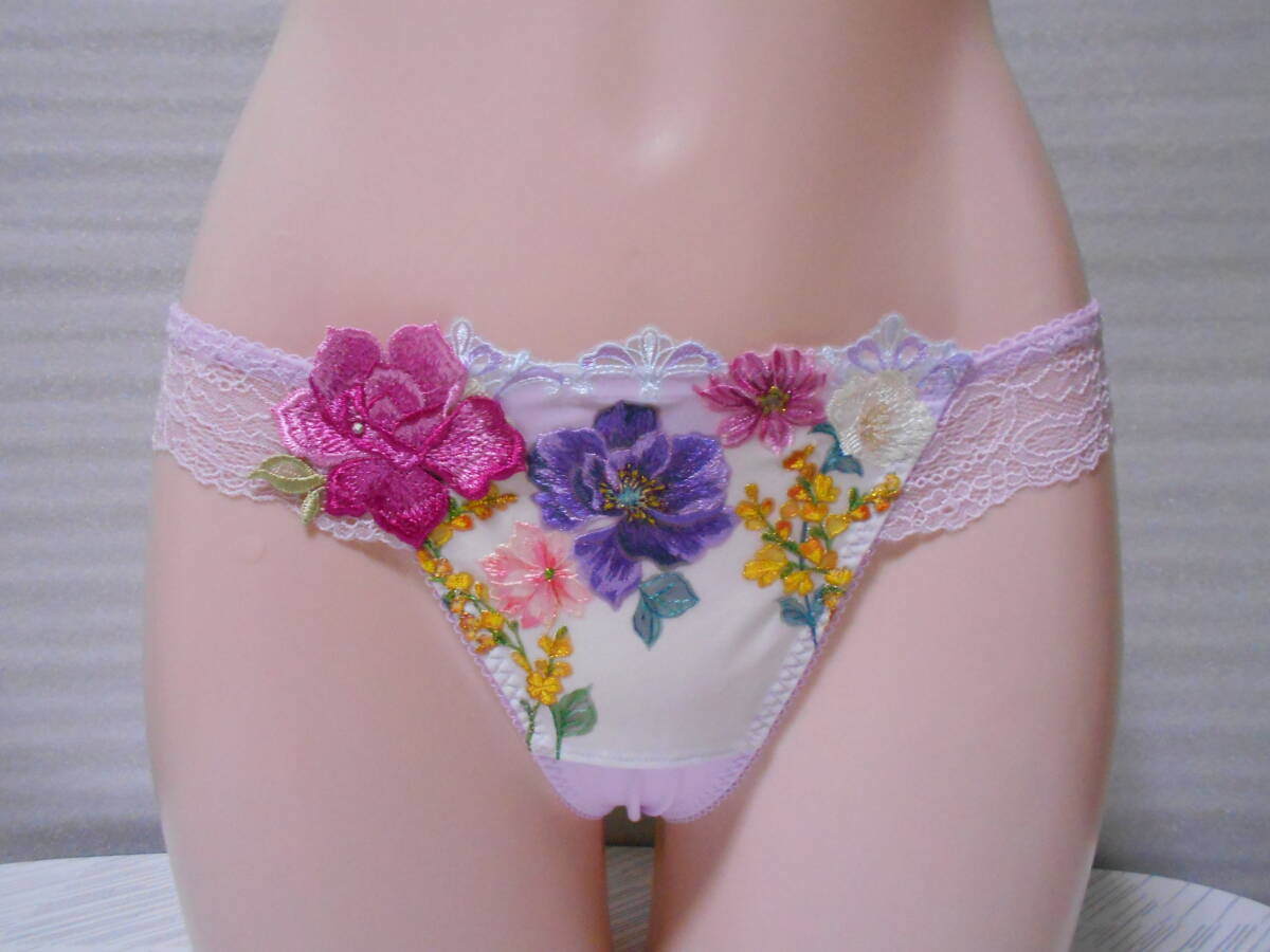 未使用】☆salute、サルート☆大きい花柄刺繍ブラショーツセット