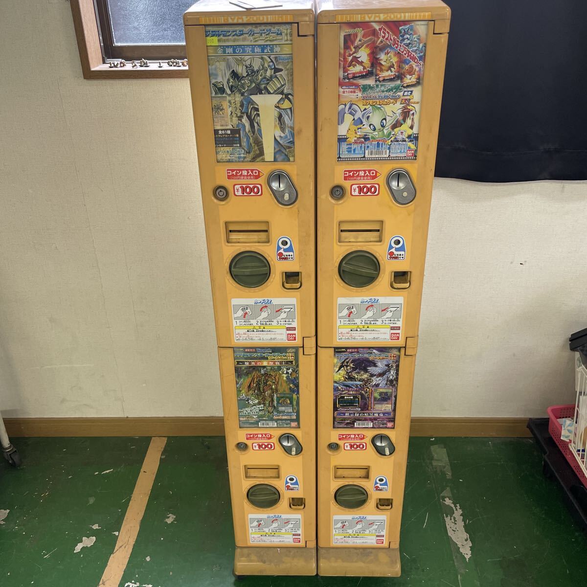 バンダイ ジャンボ カードダス ガチャガチャ 本体 ☆ 鍵つき ☆ 背面に 