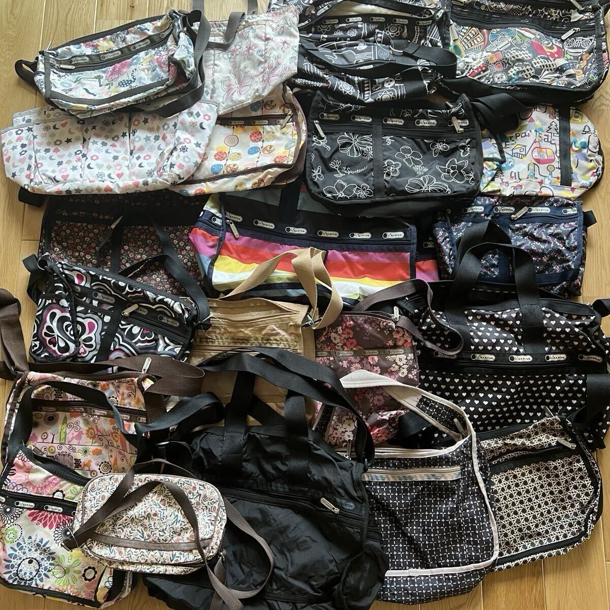 新品】レスポートサック LeSportsac 7507 Deluxe Everyday Bag 犬柄