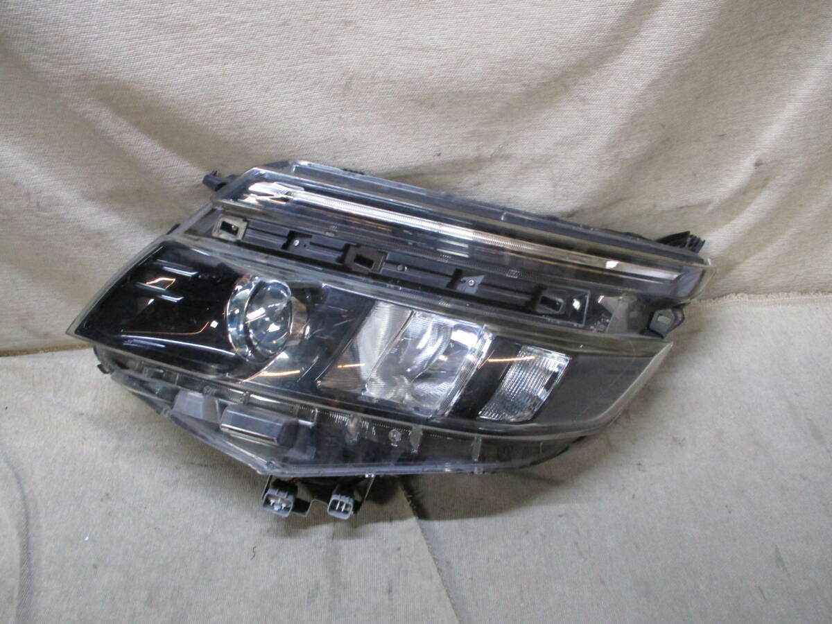voxy 右側ヘッドライト　LED 後期 81130-28G70 トヨタ ZRR80W ヴォクシー 後期 純正 LED ヘッドライト 右 81130-28G70