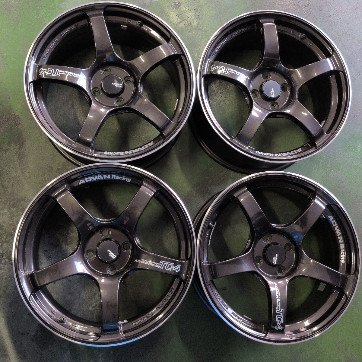 アドバンレーシングRZ 17×7.0J PCD100 インセット38 4穴 ヨコハマ