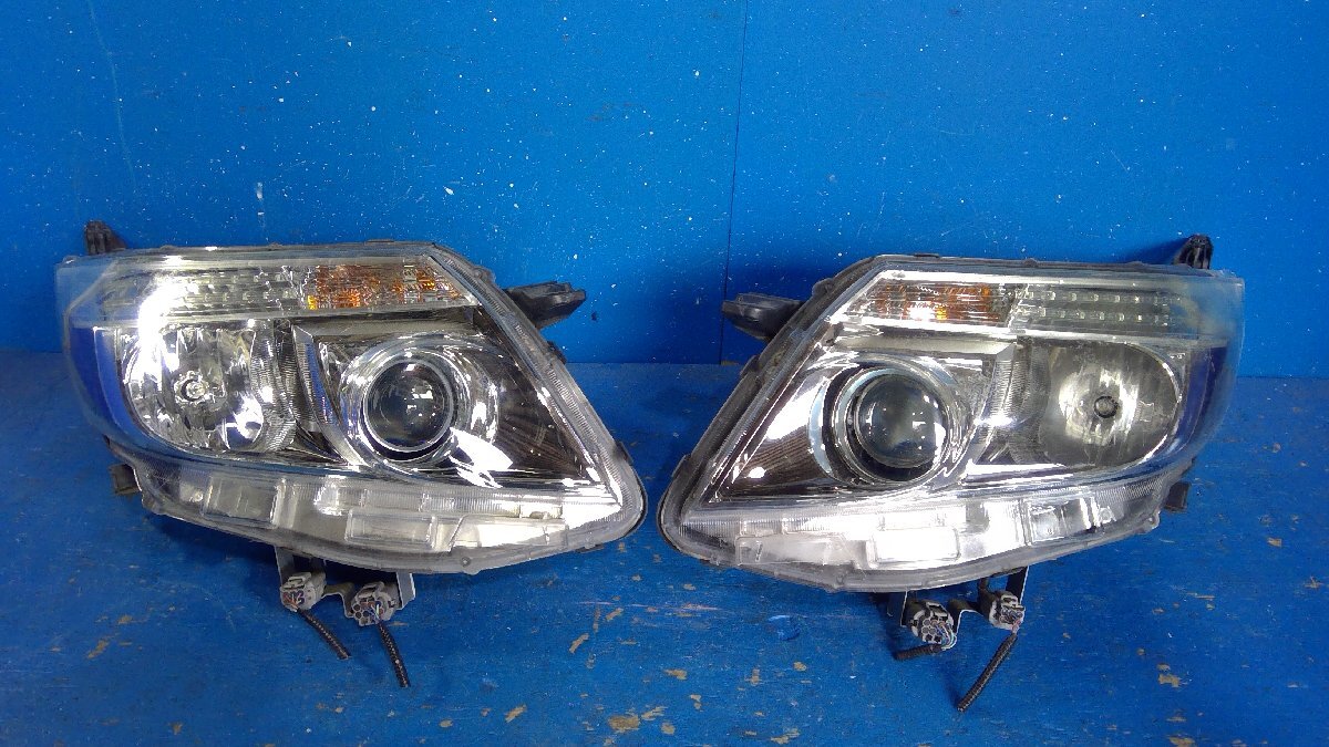 美品　トヨタ　80系　ノア　エスクァイア　前期　純正　LEDヘッドライト　右 美品 トヨタ ノア 80 現行 後期 純正 LED ヘッドライト 右