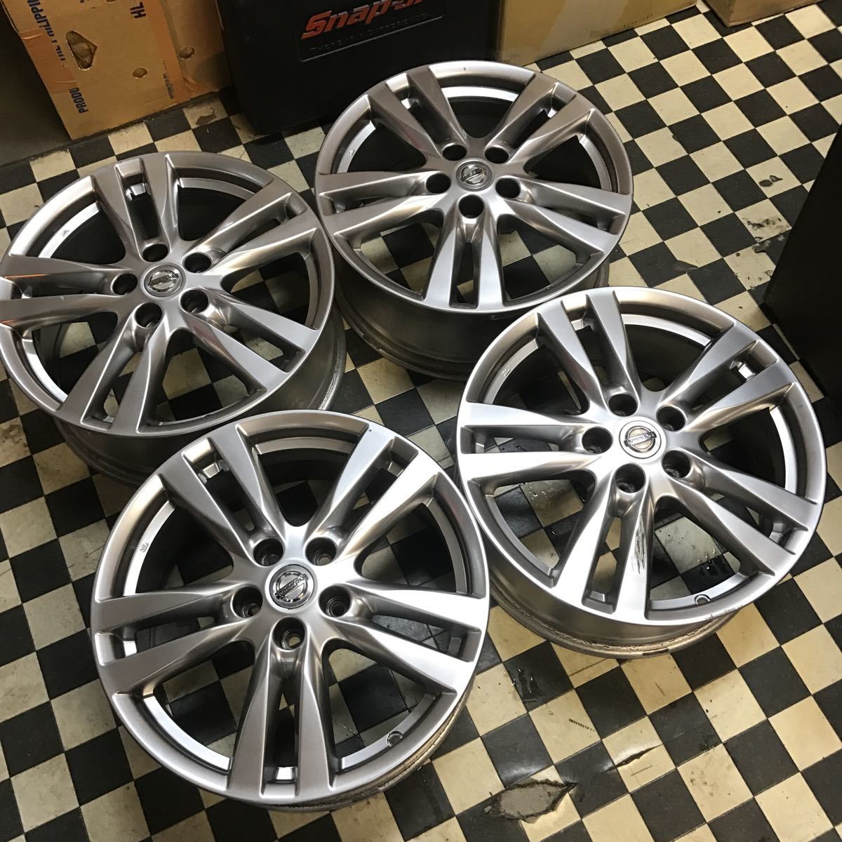 【専用出品】NISSAN エルグランド 純正 18inch 【4本】ハイグロス 18インチ☆日産☆E52☆エルグランド☆ハイウェイスター☆純正