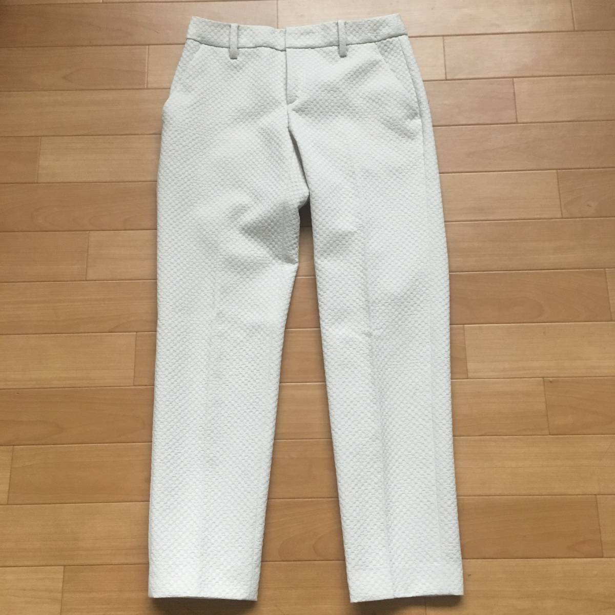 自由区オンワード エンボス加工ストレッチ クロップドパンツ の落札情報詳細 ヤフオク落札価格情報 オークフリー スマートフォン版