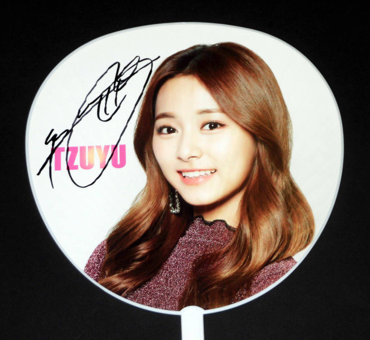 TWICE ツウィ 直筆サイン入りうちわ Amazon.co.jp: TWICE ツウィ 直筆 サイン うちわ : ホーム＆キッチン