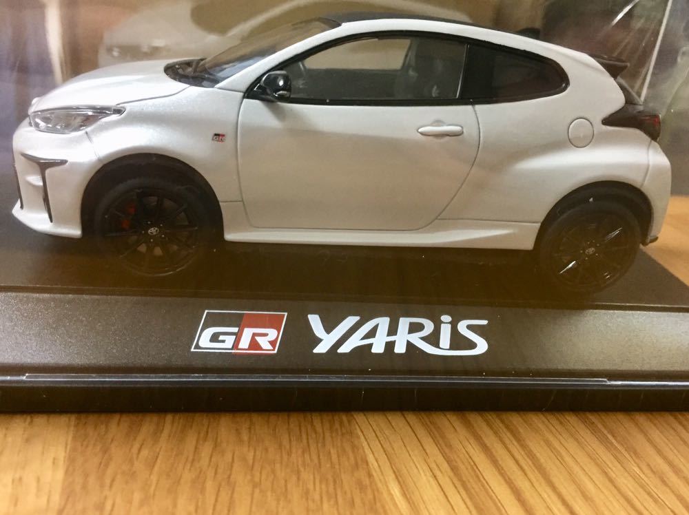 新品】1／30カラーサンプルミニカー GRヤリス プラチナホワイトパール