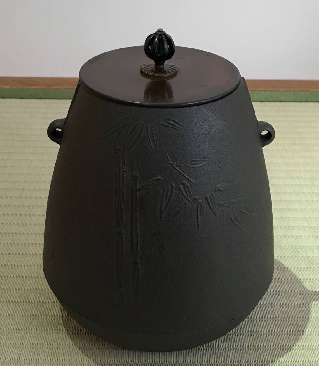 Ｓ６２８　茶釜　『兎鐶付釜　竹地紋』『人間国宝　高橋敬典作』　共箱　茶道具 S628 茶釜 『兎鐶付釜 竹地紋』『人間国宝 高橋敬典作』 共