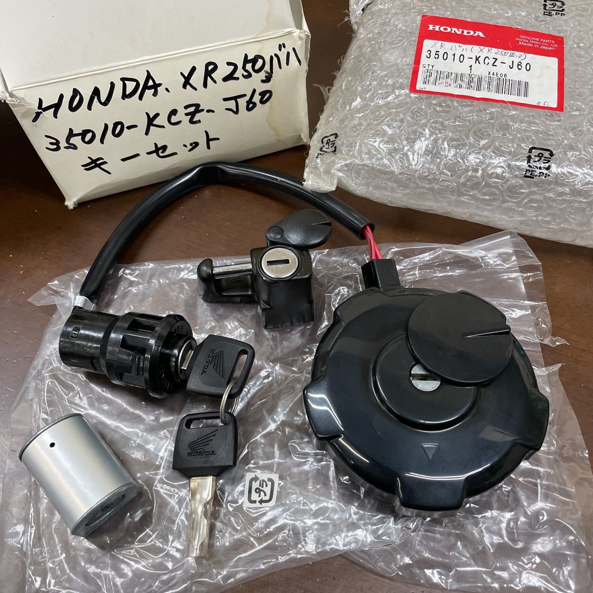 【人気沸騰】 初期型RZ250/350 タンクキャップ＆シート/メットロック 純正キー パーツ