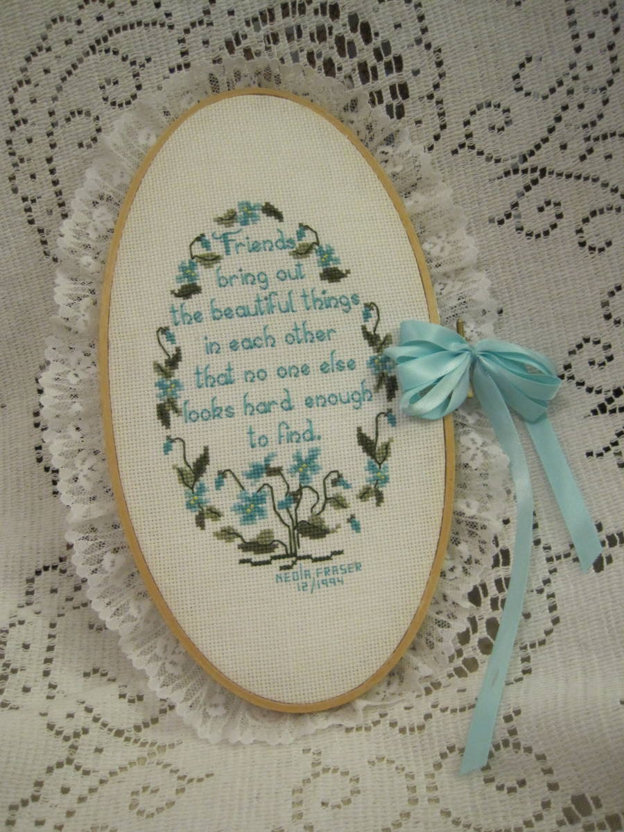 Usa ヴィンテージ クロスステッチ刺繍 メッセージ刺繍 刺繍枠 お花 ブルー系 レース リボン の落札情報詳細 ヤフオク落札価格情報 オークフリー スマートフォン版