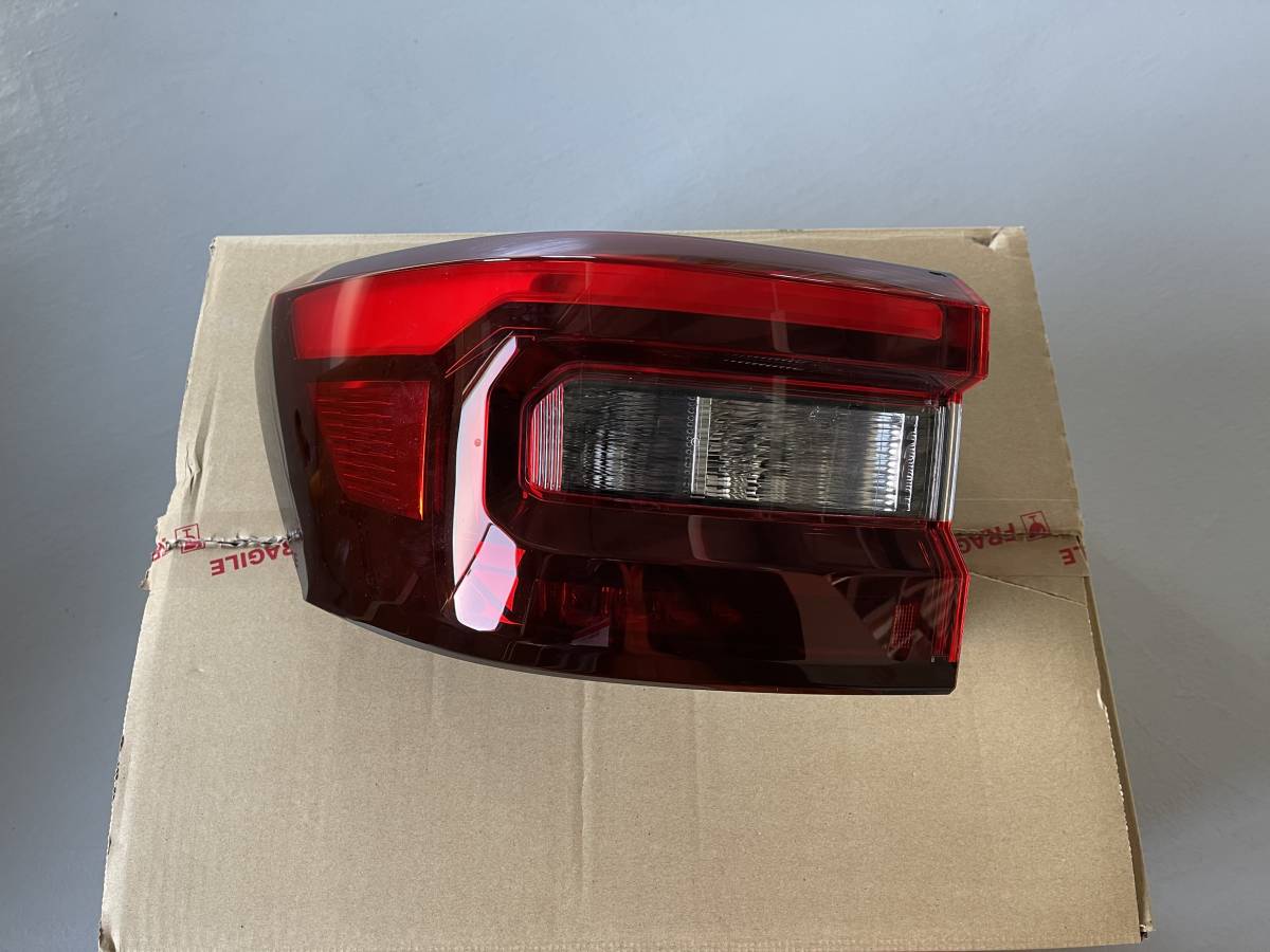 ダイハツ ロッキー5BA-A200S 純正テールランプ右 ダイハツ 純正