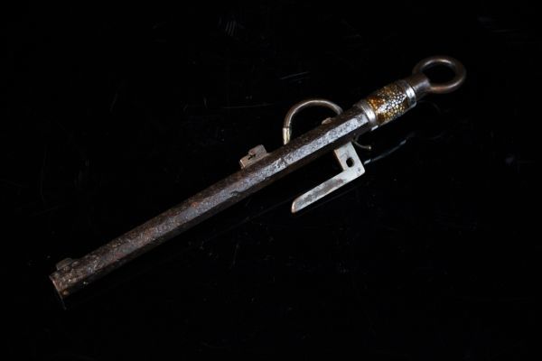 珍品 火縄式十手 鉄砲十手 鉄地六角型筒 全長34.3cm カラクリ型 希少