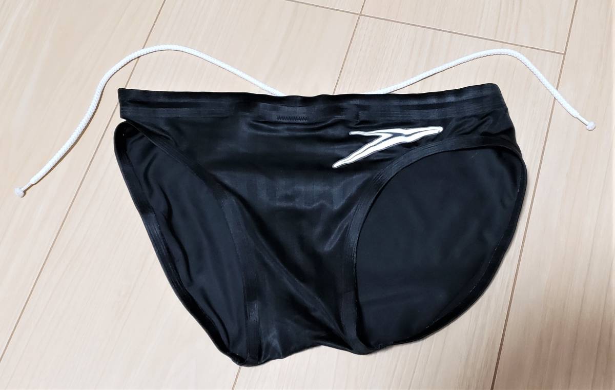 昔のモデルの競パンです。 現役水泳部がプールで着用していた