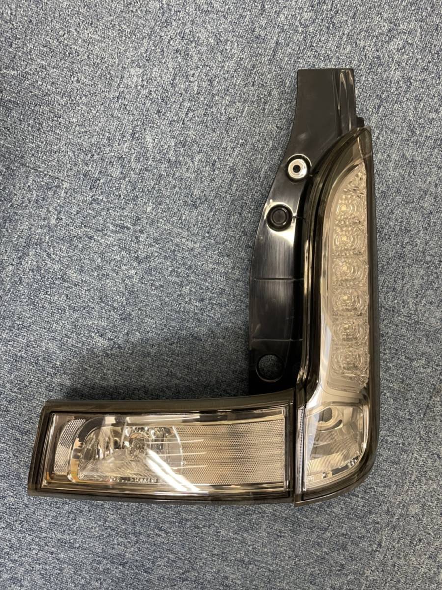 スペーシアカスタム 右テールレンズ スズキ新型スペーシアカスタム