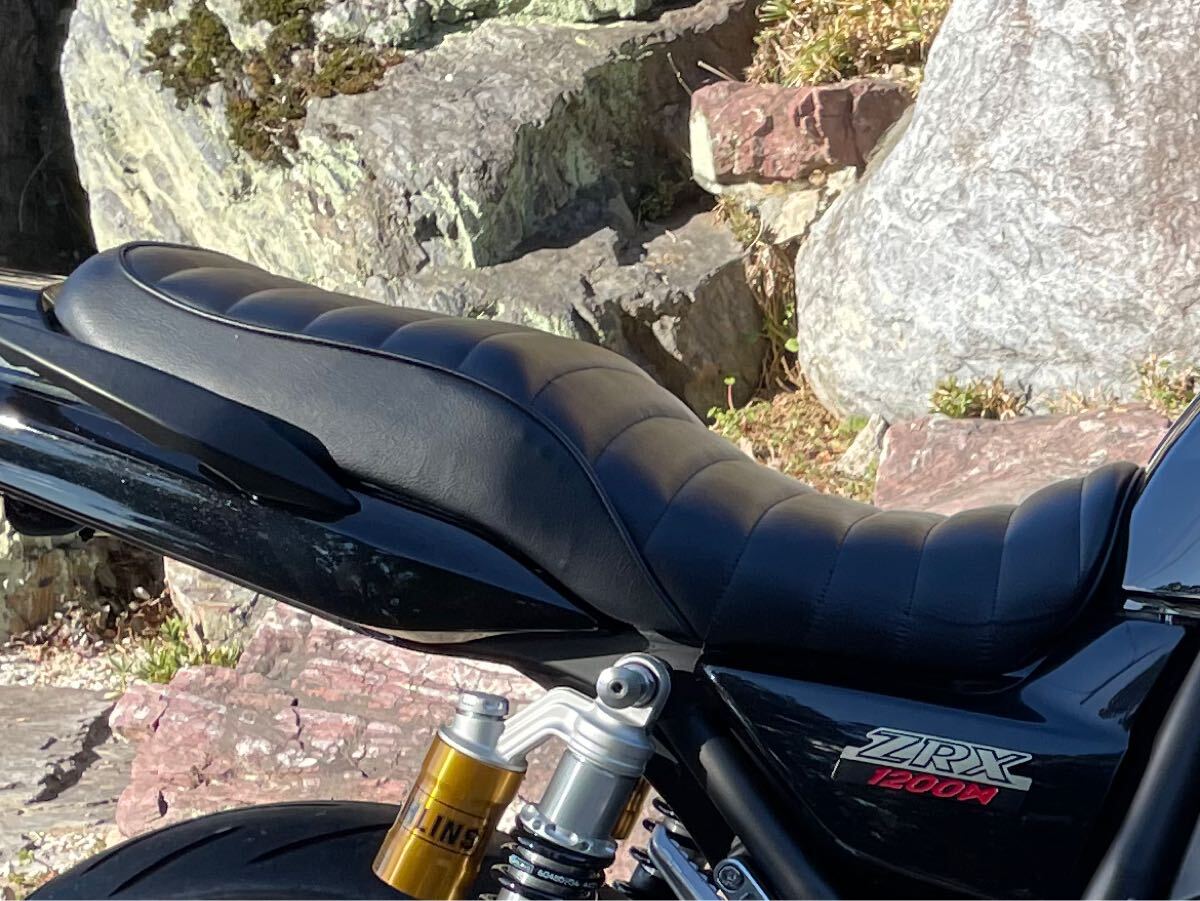 限定1ゼファー1100 タックロール シート 黒 レザー/RS 皮　タックロールシート　今週限りの　特価品！！ ゼファー１１００ 鋲打ち 黒皮 タックロールシート⁄②ブラック ZR1100A