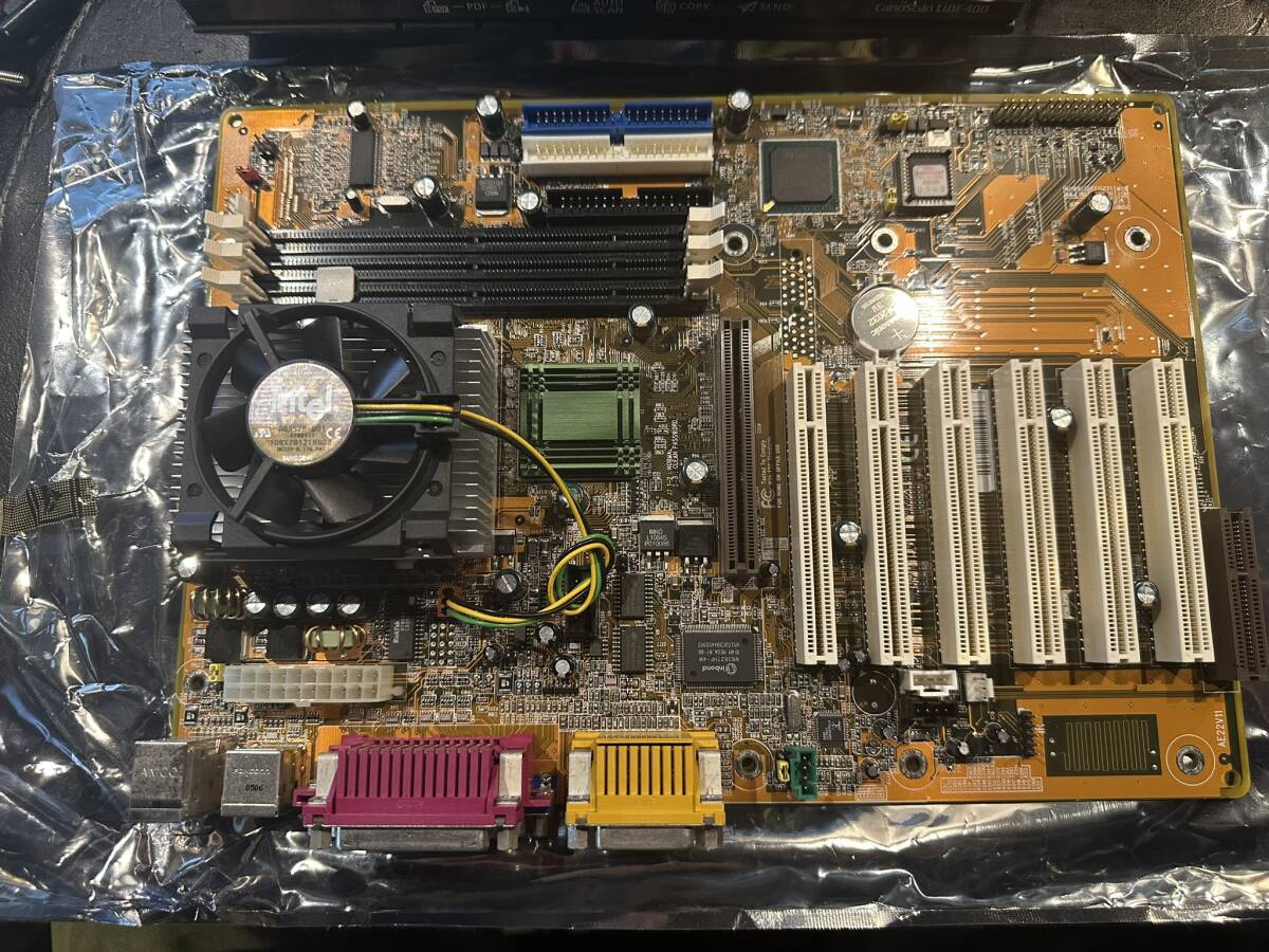 【目立った傷や汚れなし】Intel Pentium III 600MHz (Pentium 3) SL3JT Slot1 FSB100 ...