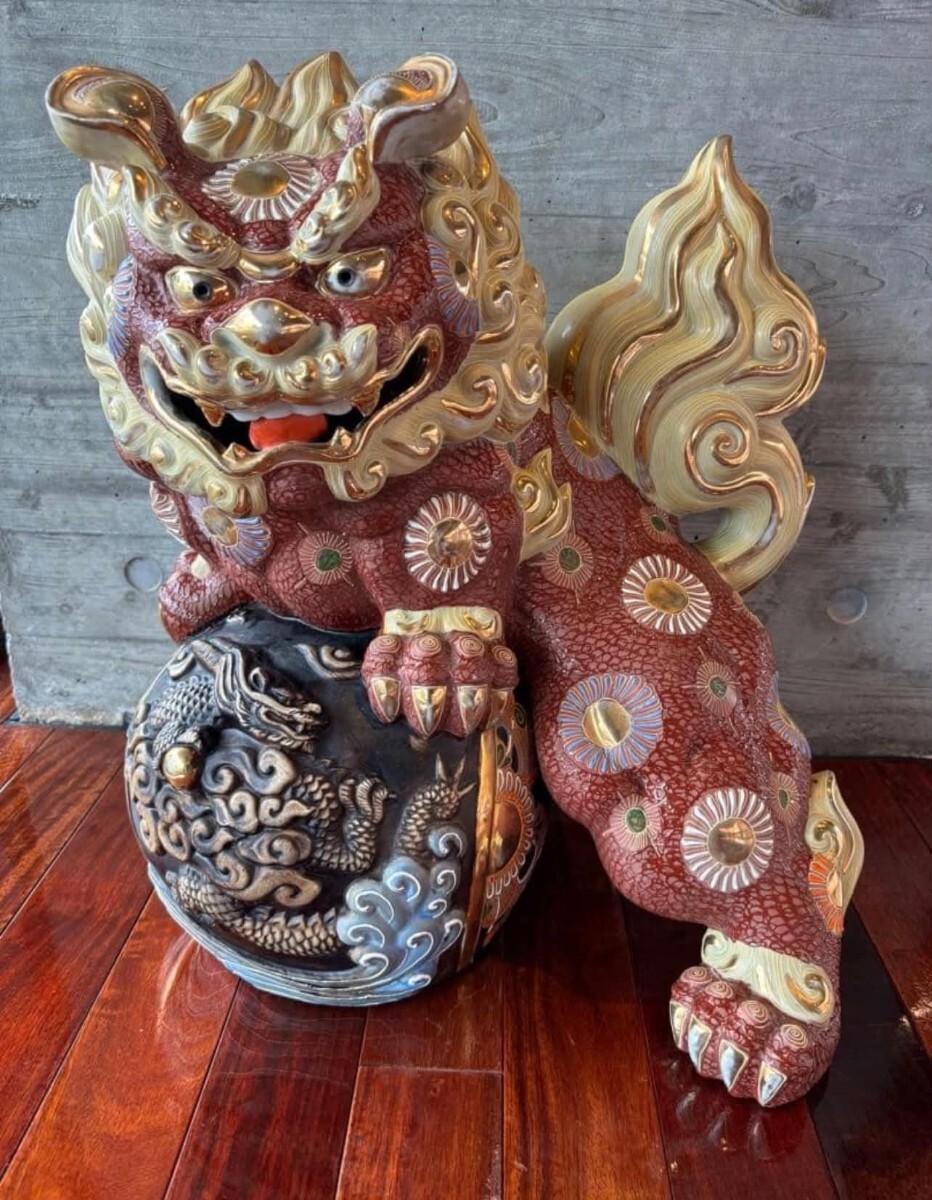 中古】木彫りのシーサー 雌雄2体 木製 鈴？ 玉乗り 玉を咥える 獅子 魔