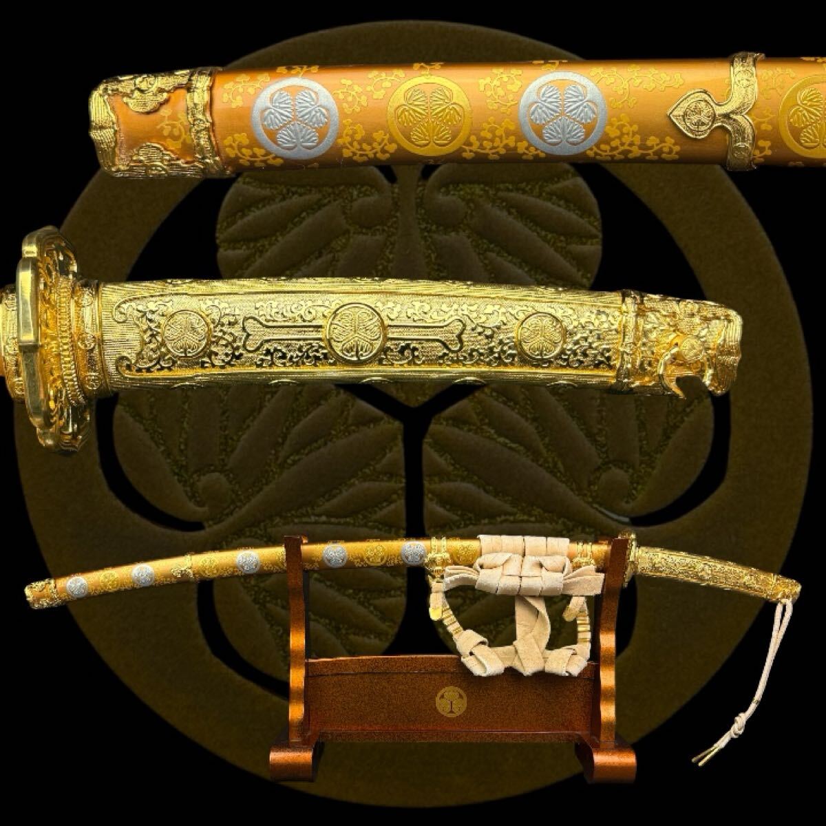 中古】八代将軍徳川吉宗公佩用 葵紋散黄金造毛抜形太刀拵 模造刀