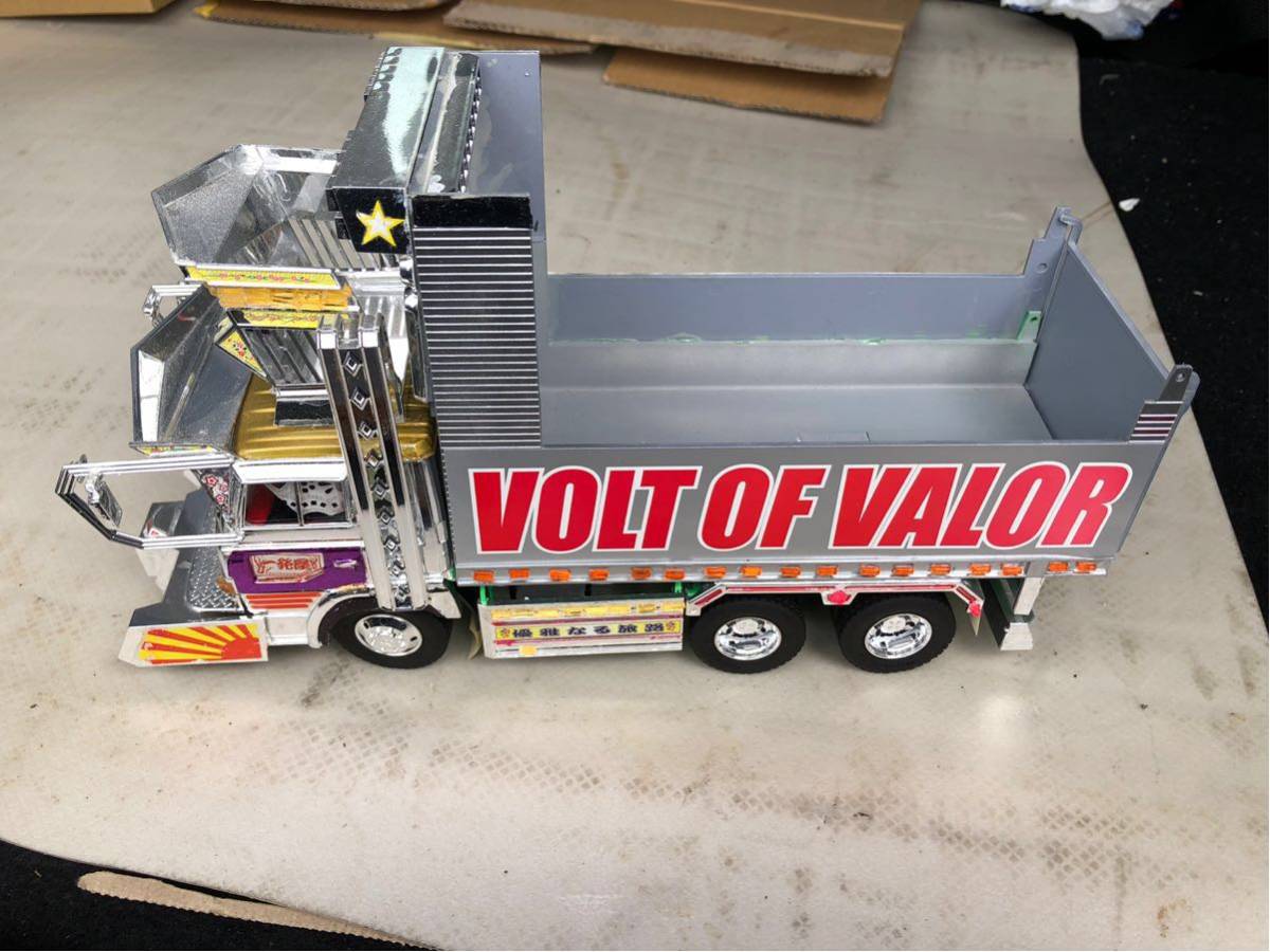 アオシマ トラックプラモデル 完成品 デコトラ 家畜運搬車 ベコ