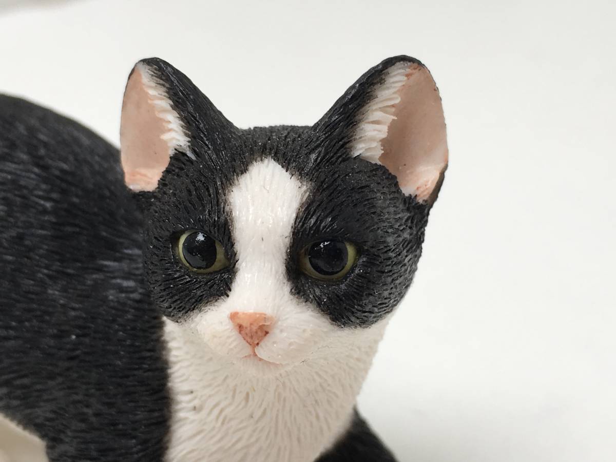 シェラット＆シンプソン 右向き 白黒 ハチワレ猫の置物 ねこ