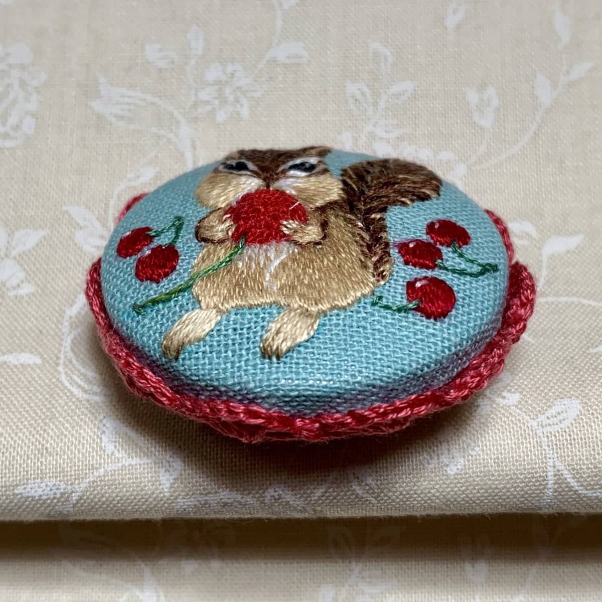 新品 ブローチ ハンドメイド シマリスとサクランボ リス さくらんぼ 立体刺しゅう スタンプワーク 刺繍 刺しゅう 手刺繍 新品 の落札情報詳細 ヤフオク落札価格情報 オークフリー スマートフォン版