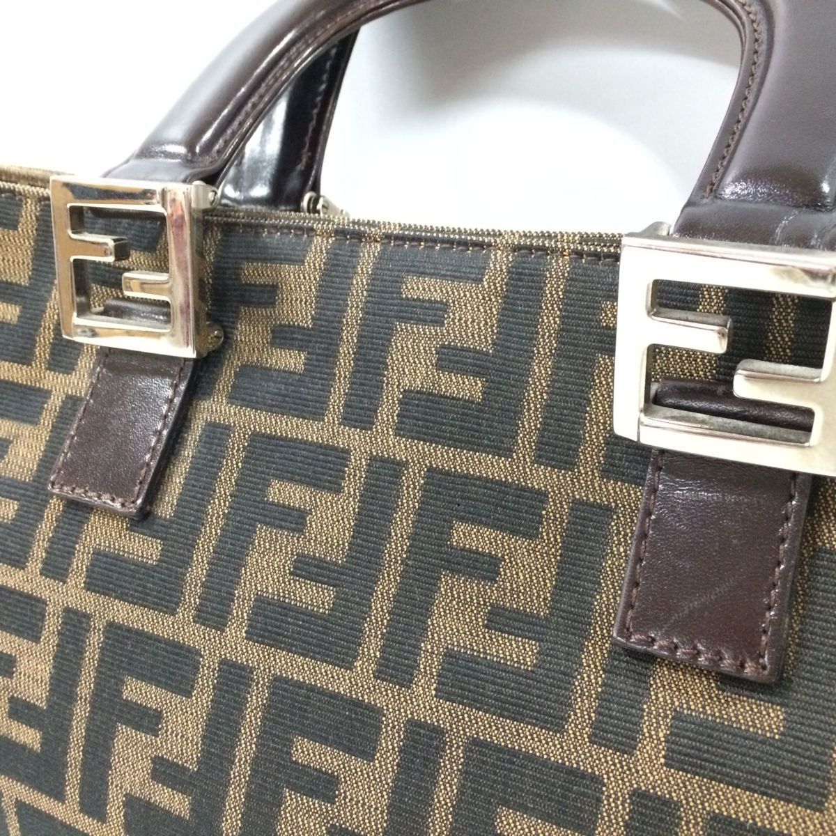 ジャンク品 Fendi フェンディ ズッカ柄 ハンドバッグ Ffロゴ ゴールド金具 キャンバス 2241 26329 009 205 200604 At 6 Tei の落札情報詳細 ヤフオク落札価格情報 オークフリー スマートフォン版