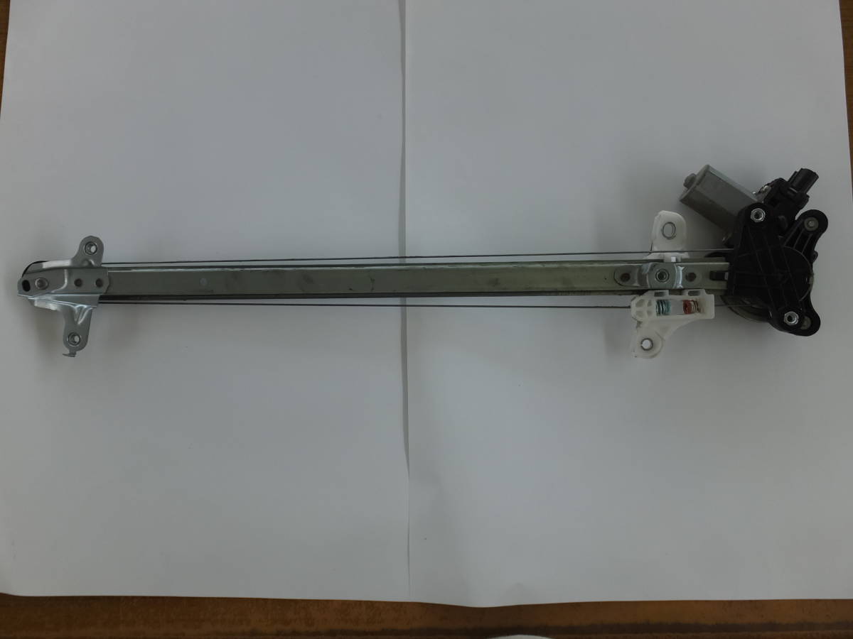 スズキ純正レギュレーター 中古 フロントウィンドゥ左助手席側 83402