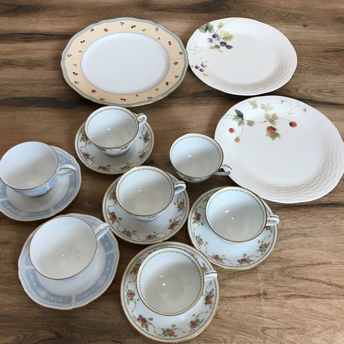 96 174 Y136 Noritake ノリタケ Narumiナルミ カップ ソーサー プレート 大皿 金彩 花柄 Gateau Poire フルーツ 食器 一式 の落札情報詳細 ヤフオク落札価格情報 オークフリー スマートフォン版