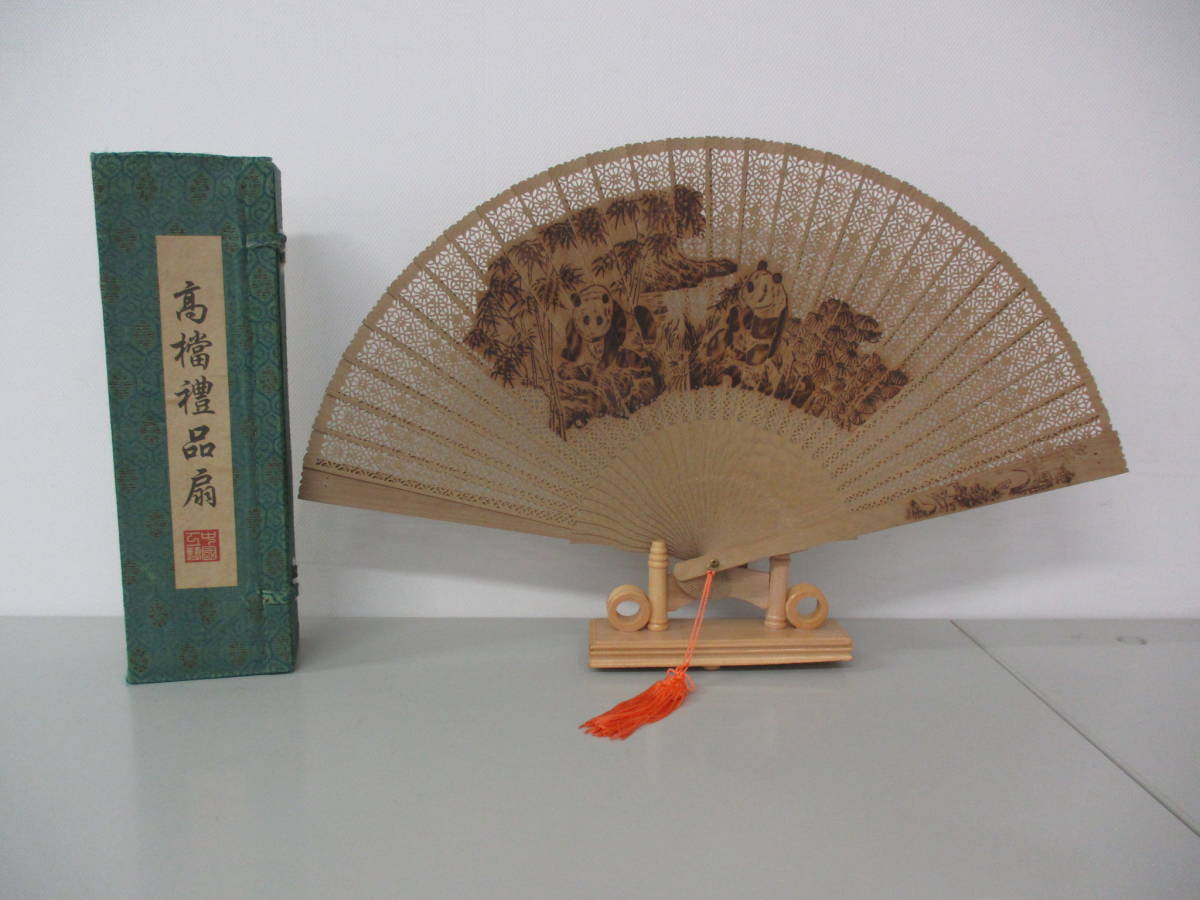 中国製　美人絵デザインの扇子 専用ケース付き、白檀 中国製 美人絵デザインの扇子 専用ケース付き、白檀