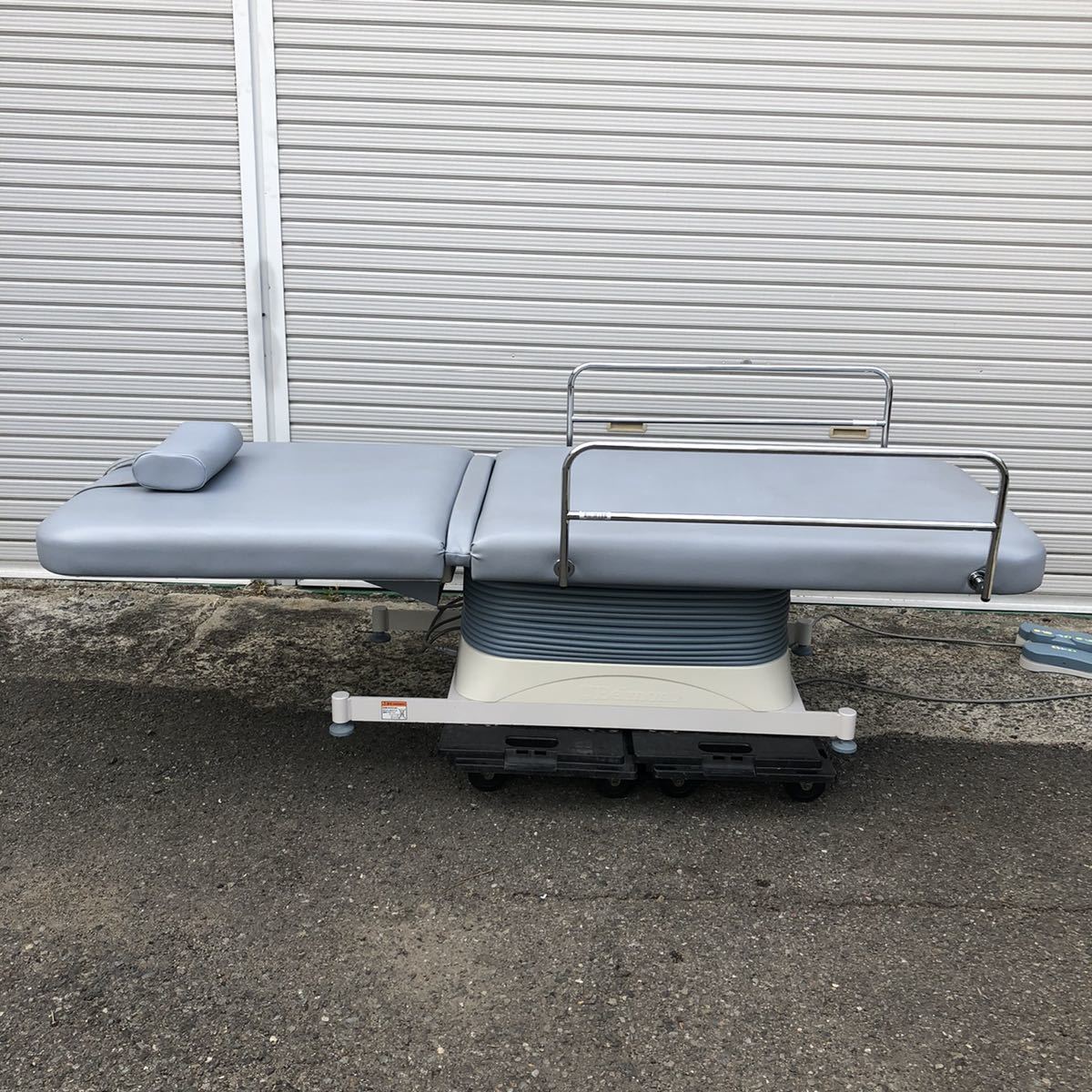 タカラベルモント 電動昇降式診察台