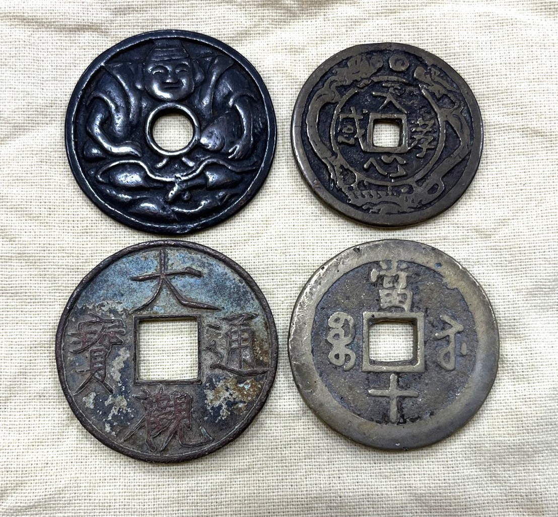 大きな絵銭　和銅大銭　和同開珎//背二福神　　和同開珎・大黒さん・恵比寿さん 希少・大型絵銭☆和同開珎／大黒様、恵比寿様／厚肉／並上／