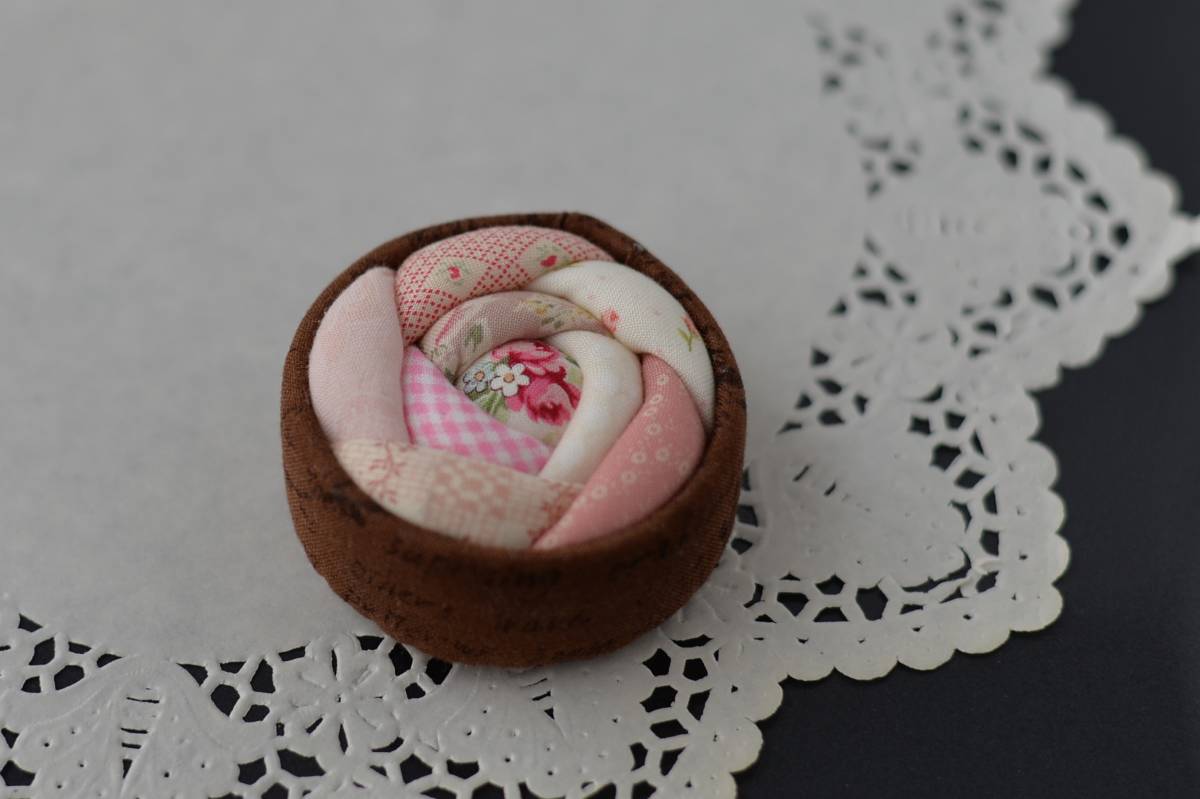 【未使用】ケース入りピンクッションキット (ケース茶1) ハンドメイドキット 手作りキット 針山 パッチワーク 裁縫の落札情報詳細