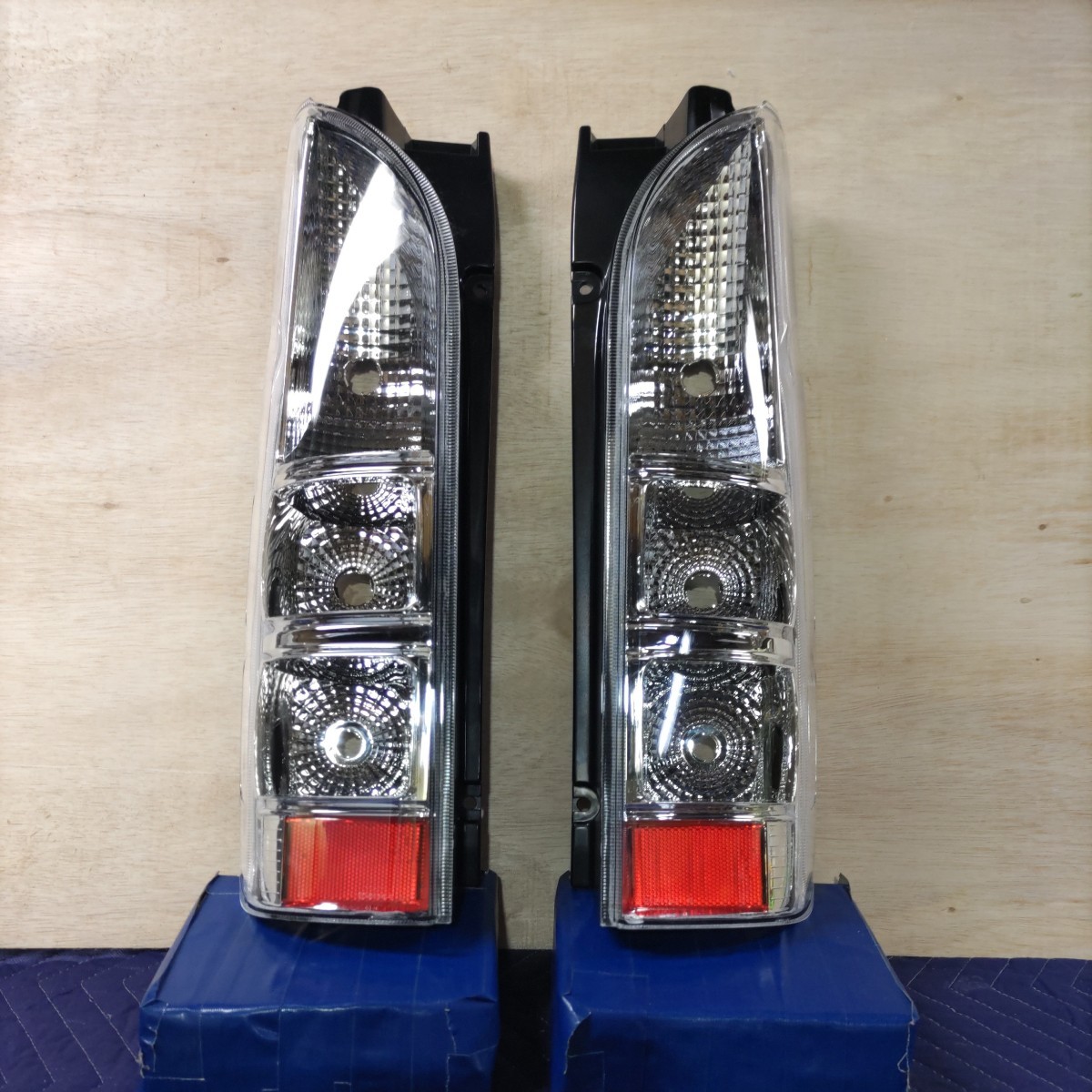 b新品未使用200系ハイエース専用砲弾型マフラーカッター 新品未使用200